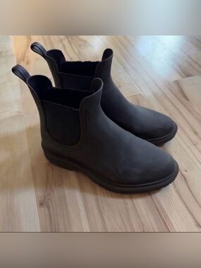 Black Chelsea Rubber Rain Boots